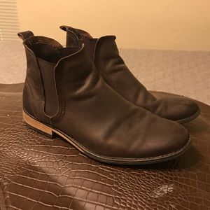 Chelsea Boots by J75